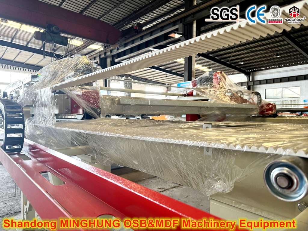 Cross-cutting saw for chipboard particle board production machine