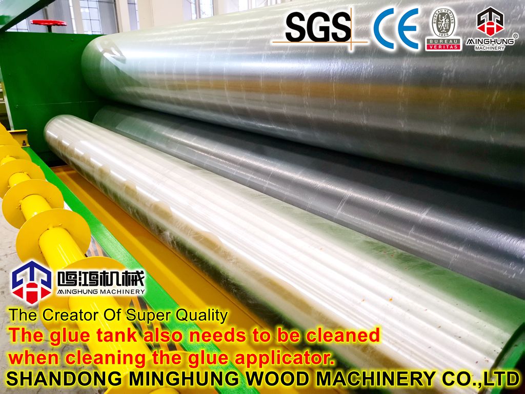 The glue tank also needs to be cleaned when cleaning the glue applicator.