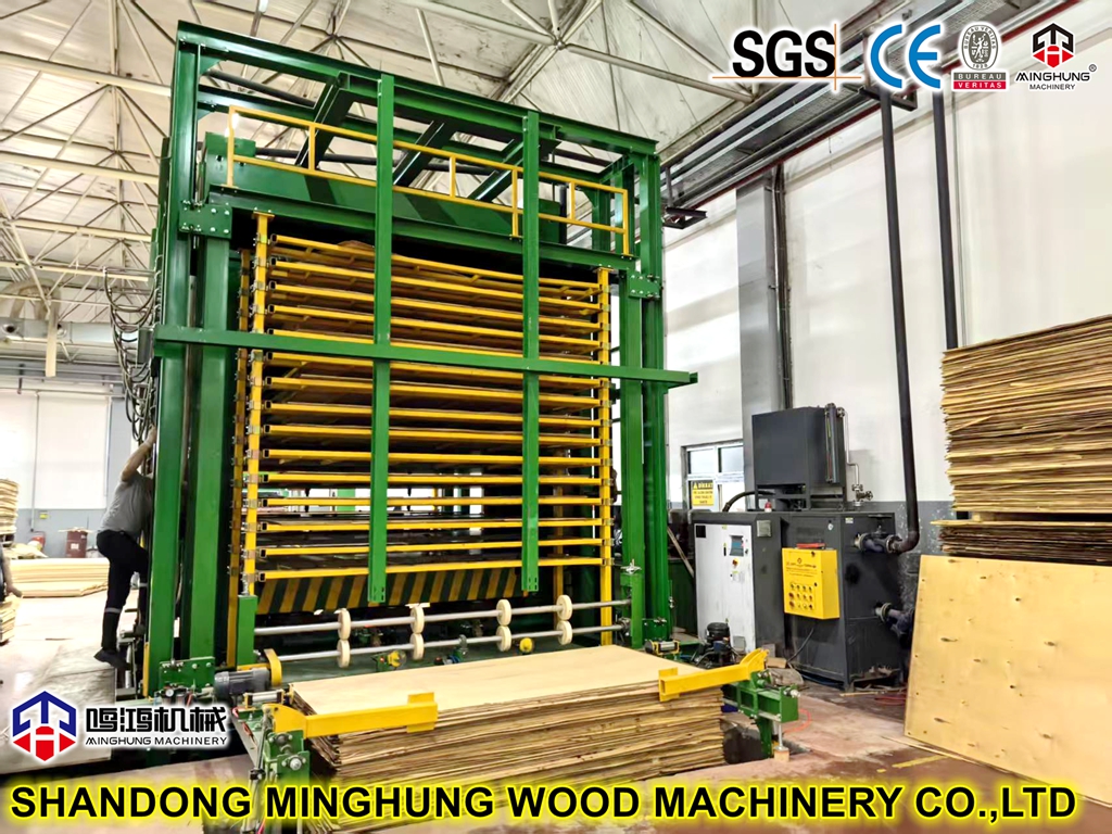 Otomatik y&uuml;kleme ve boşaltma &ouml;zellikli kontrplak sıcak pres